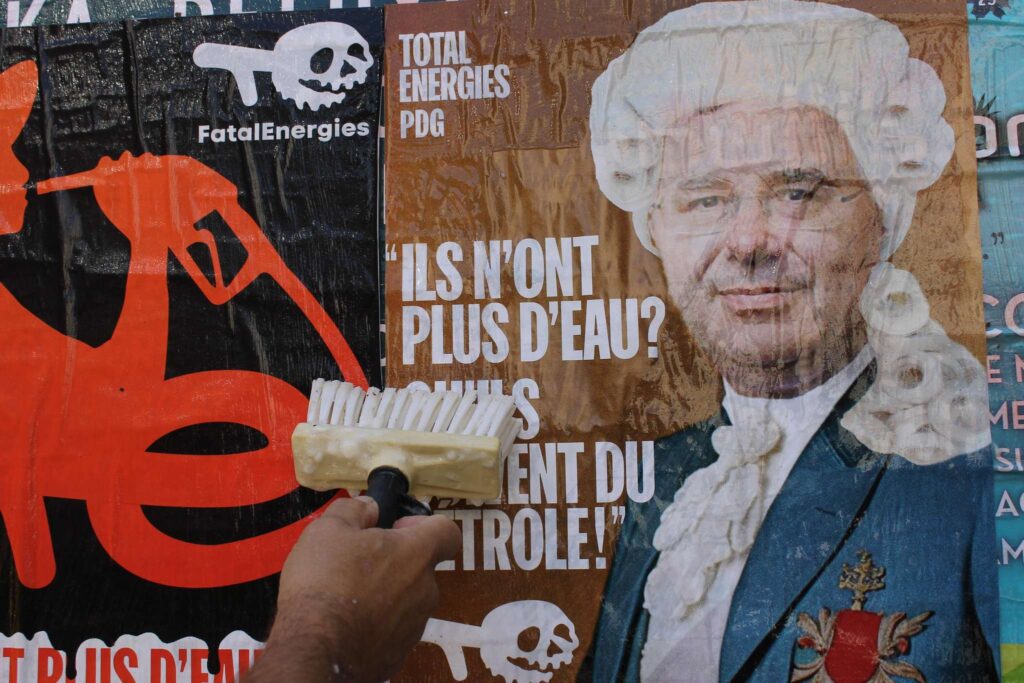 Illustration communiqué de presse affichage contre Total action ANV COP-21 Besançon